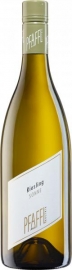 Riesling "Sonnleiten" 2011, Roman Pfaffl - Strahlendes Goldgelb und der klassische Duft nach reifen Marillen und Pfirsichen umrei�en das Typische am Riesling. Die Terrassen Sonnleiten k�ndigen aber bereits in der Nase die besondere Mineralit�t des Urgesteinbodens...
