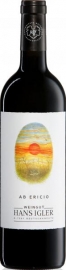 Ab Ericio 2009, Igler  - Dunkles Rubingranat, schwarzer Kern, violette Reflexe, zarter Wasserand. In der Nase einladende R�staromen, etwas Gew�rznelken, intensive dunkle Beerenfrucht, feinw�rzig, nach s��en Herzkirschen, mit feiner Kr�uterw�rze ...