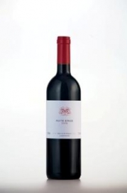 Rote Erde 2008, Dorli Muhr-van der Niepoort - Dunkles Rubingranat mit jugendlichen Reflexen, breitere Randaufhellung. In der Nase reife Kirschenfrucht, zart tabakige Nuancen, reife Zwetschken unterlegt. Komplex, dunkle Beerenfrucht, pr�sente Tannine, extrakts��er Na...