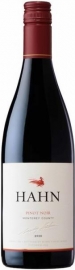 Pinot Noir 2009, Hahn - Rubinrot mit einem Duft nach reifen Himbeeren und schwarzer Kirsche.